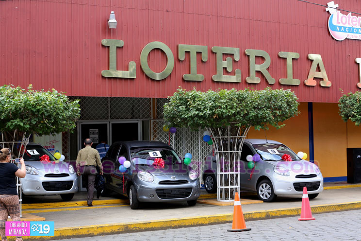 Lotería Nacional entrega 3 carros a felices ganadores de La Raspadita