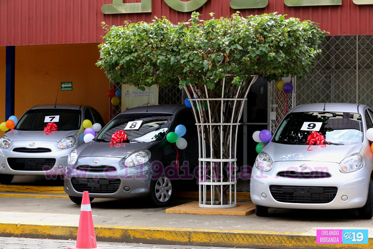 Lotería Nacional entrega 3 carros a felices ganadores de La Raspadita