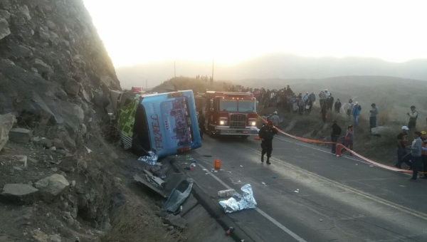 Al menos 8 muertos y 20 heridos en accidente de autobús en Perú
