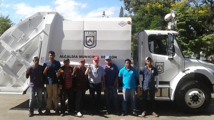 Llega tercer camión recolector de desechos para cumplir demanda de leoneses