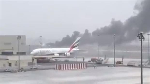 Un avión sufre un incendio al aterrizar en Dubái