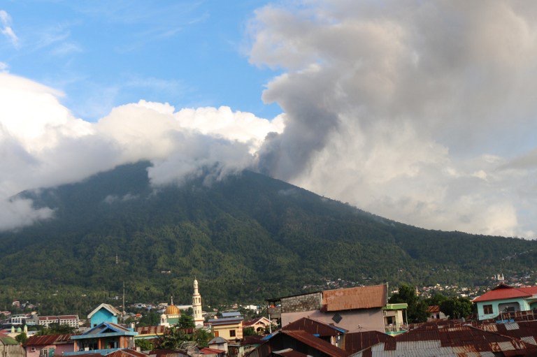 Tres volcanes entran en erupción en Indonesia