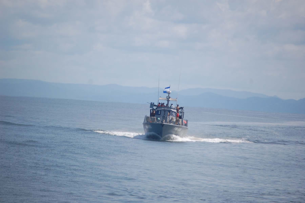 Fuerza Naval de Nicaragua rescata a 80 tripulantes hondureños que naufragaron en aguas del Caribe