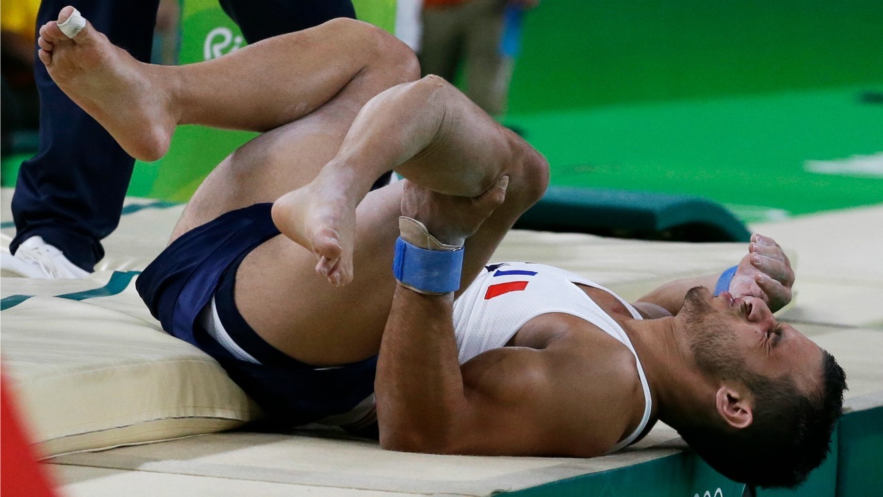 Atleta francés se parte una pierna al caerse en un salto (VIDEO)