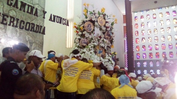 Devotos y tradicionalistas acompañan en su regreso a Las Sierritas a Santo Domingo de Guzmán