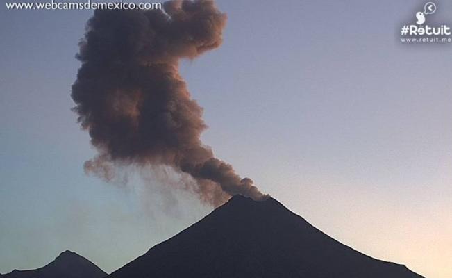 Volcán El Colima emite fumarola de 1500 metros de altura
