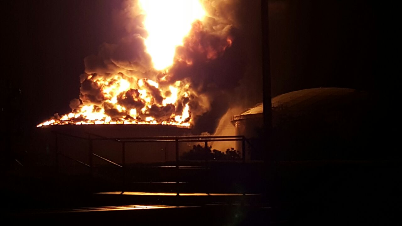 Bomberos y personal de empresa PUMA continúan trabajando para controlar incendio en tanque de petróleo 