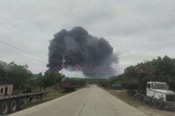 Continúan combatiendo fuego en tanque de petróleo en Puerto Sandino