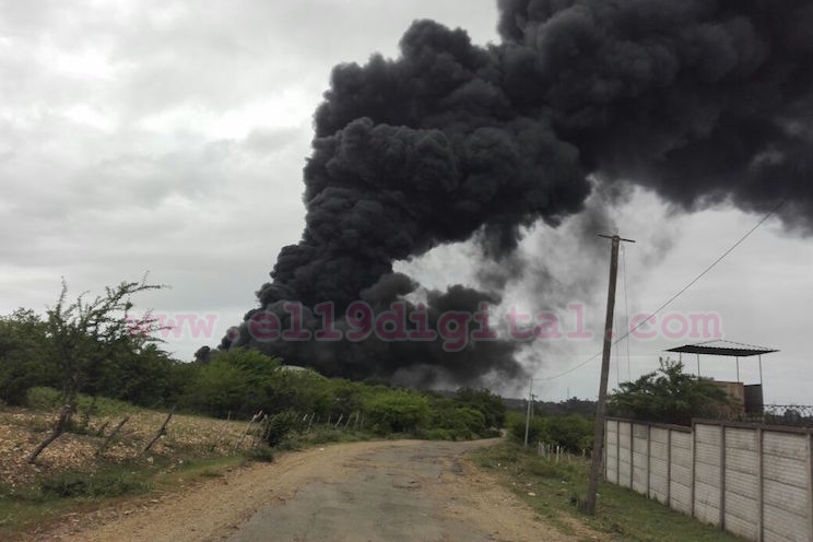 Continúan combatiendo fuego en tanque de petróleo en Puerto Sandino