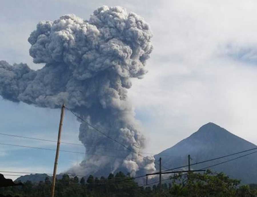 Volcán Santiaguito de Guatemala lanza cenizas a 4.000 metros de altura