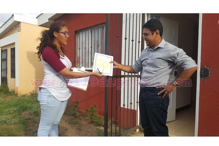 Familias de San Andrés reciben certificados de subsidios a la tasa de interés de sus viviendas