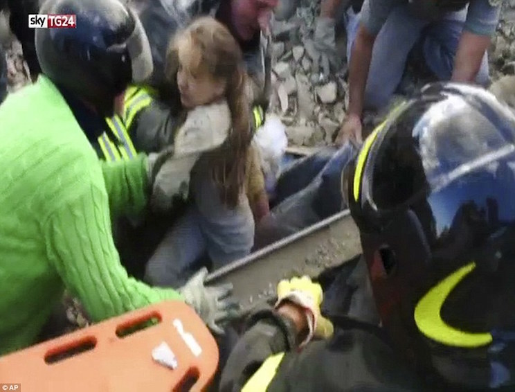 Rescatan a una niña tras más de 16 horas del sismo en Italia