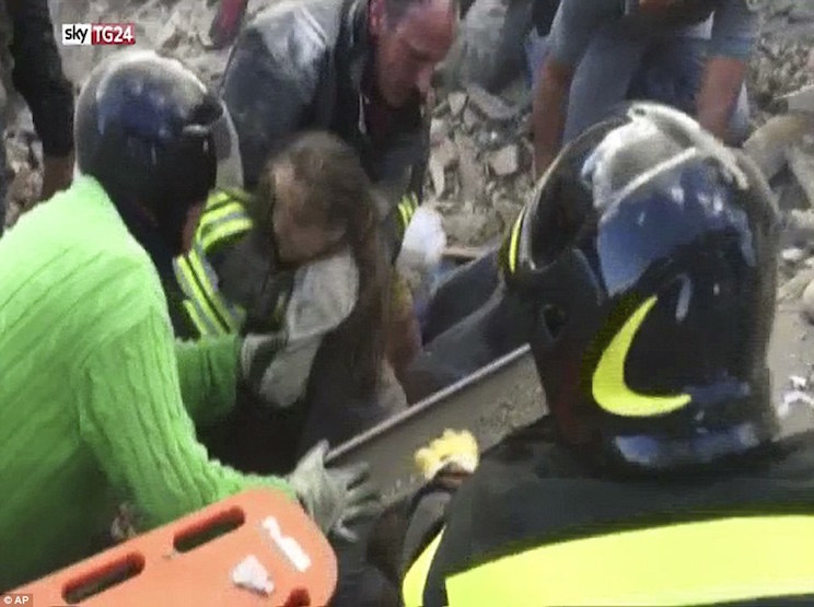 Rescatan a una niña tras más de 16 horas del sismo en Italia