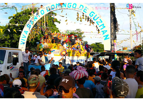 Mucho orden y devoción en la bajada de Santo Domingo de Guzmán
