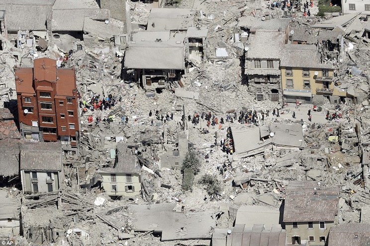 Sube a 292 el número de muertos tras sismo en Italia