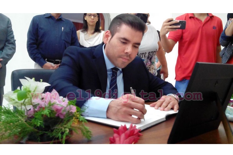 Representantes del Gobierno de Nicaragua firman libro de condolencias por Juan Gabriel 