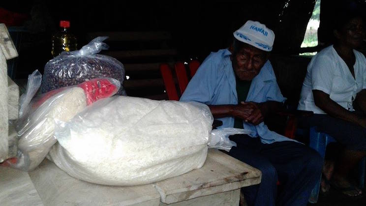 Familias de Quezalguaque reciben paquetes alimentarios
