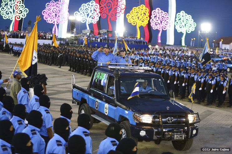 Daniel y Rosario encabezaron acto del 37 aniversario de la Policía Nacional