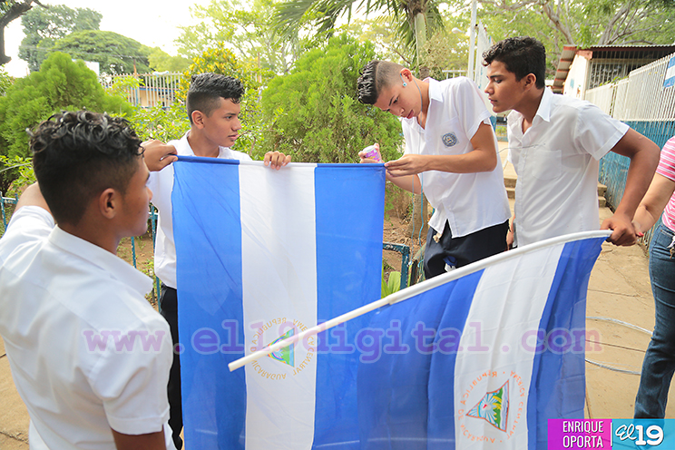 Estudiantes del Colegio Salvador Mendieta honran a la patria con remozamiento de las instalaciones