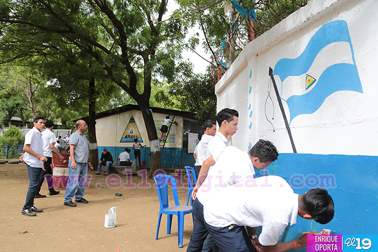 Estudiantes del Colegio Salvador Mendieta honran a la patria con remozamiento de las instalaciones