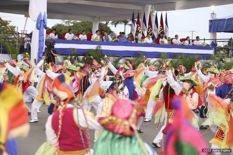 Daniel y Rosario presiden desfile en saludo a las fiestas patrias (FOTOS, VIDEOS)