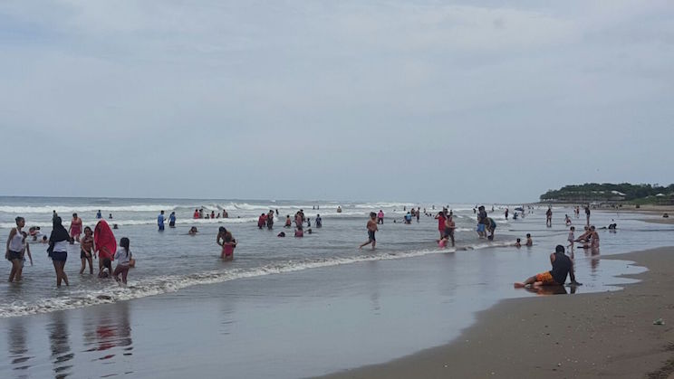 Familias buscan playas para disfrutar feriado patrio