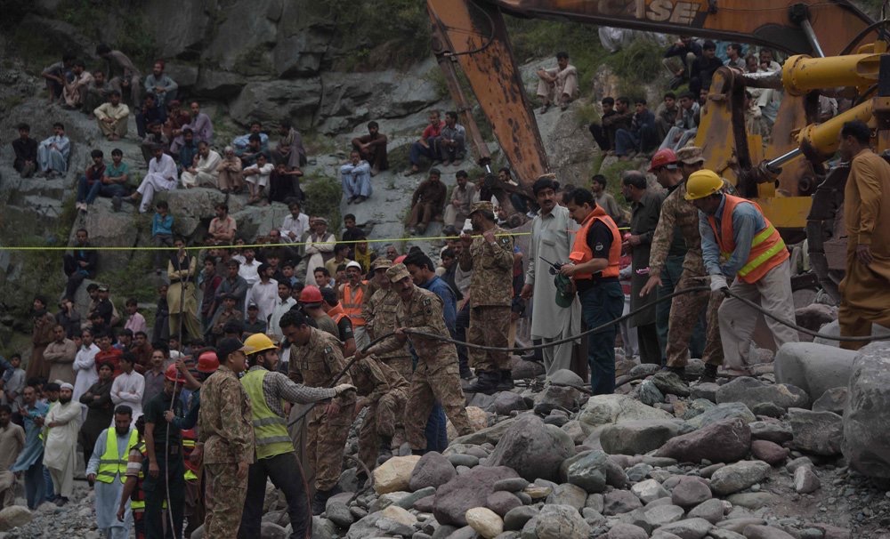Más de 20 muertos en Pakistán tras caer autobús a río
