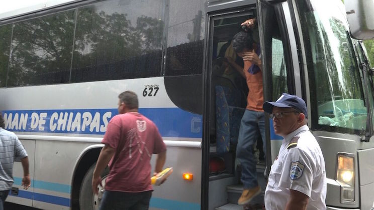 Reciben a 32 nicaragüenses deportados desde México