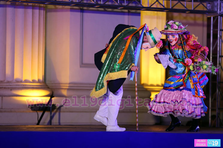 Noche de danza folklórica en la Plaza 22 de agosto