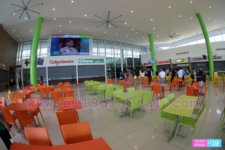 La explicación de Galería Santo Domingo sobre proyección de video para adultos en área de Food Court