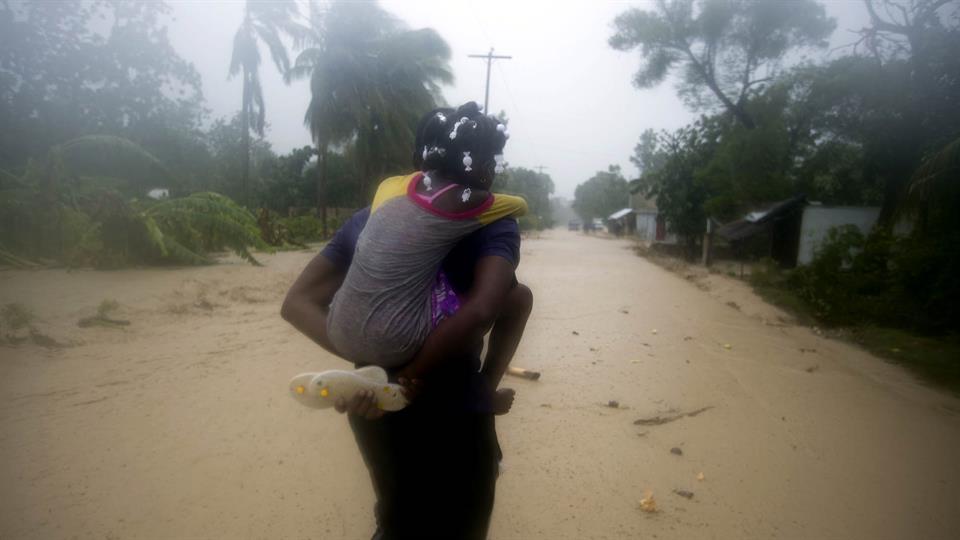Huracán Matthew se abate sobre Bahamas y avanza hacia costa este de Florida