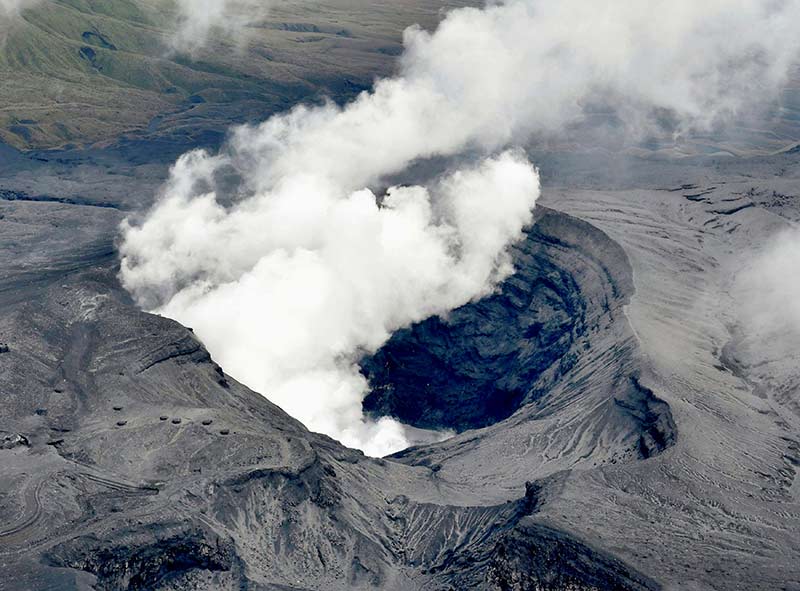 Mayor volcán de Japón hace erupción, sin causar daños