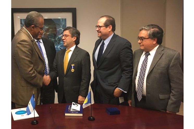 Nicaragua condecora con la Orden de la Independencia Cultural Rubén Darío al Presidente del BID