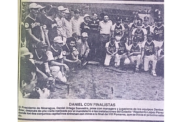 Foto Histórica: Daniel saluda a los equipos del Bóer y Los Dantos previo a la final de 1987