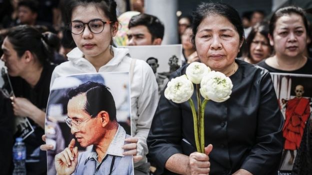 Un mar de lágrimas para el rey muerto en Tailandia