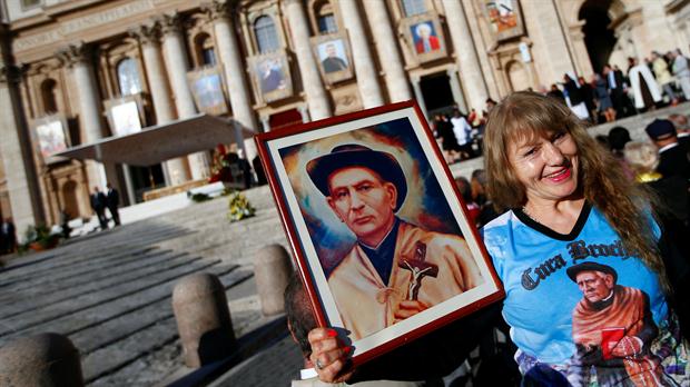 Miles de fieles argentinos siguieron canonización del cura Brochero