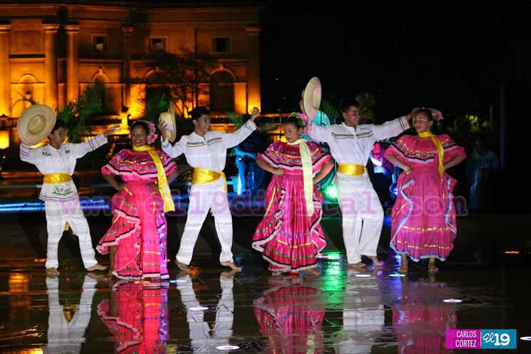 Cultura y tradición es disfrutada por las familias en la Plaza 22 de agosto