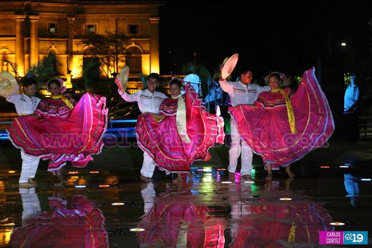 Cultura y tradición es disfrutada por las familias en la Plaza 22 de agosto