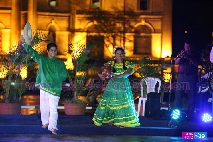 Cultura y tradición es disfrutada por las familias en la Plaza 22 de agosto