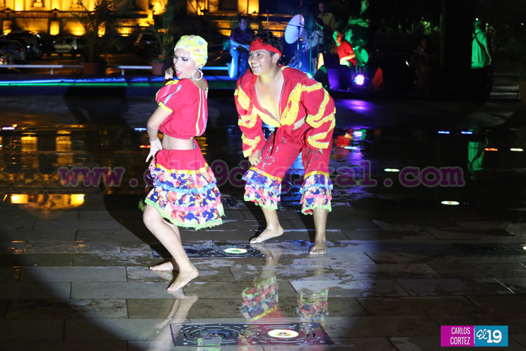 Cultura y tradición es disfrutada por las familias en la Plaza 22 de agosto