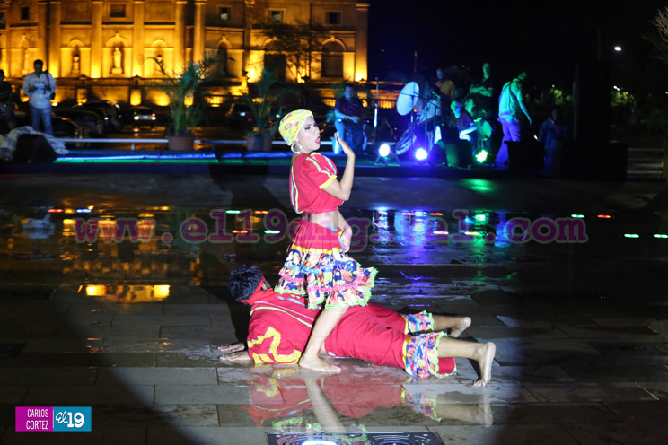 Cultura y tradición es disfrutada por las familias en la Plaza 22 de agosto