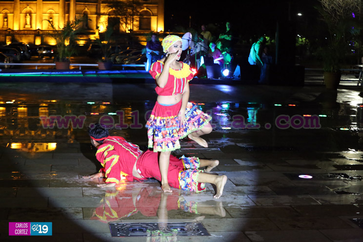 Cultura y tradición es disfrutada por las familias en la Plaza 22 de agosto