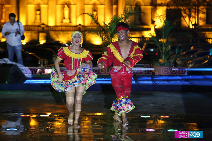 Cultura y tradición es disfrutada por las familias en la Plaza 22 de agosto