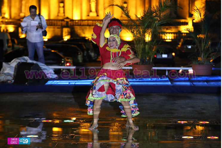 Cultura y tradición es disfrutada por las familias en la Plaza 22 de agosto