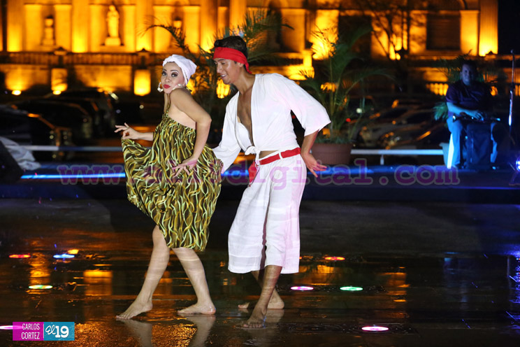 Cultura y tradición es disfrutada por las familias en la Plaza 22 de agosto
