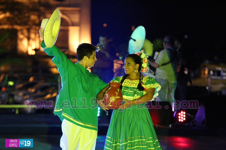Cultura y tradición es disfrutada por las familias en la Plaza 22 de agosto