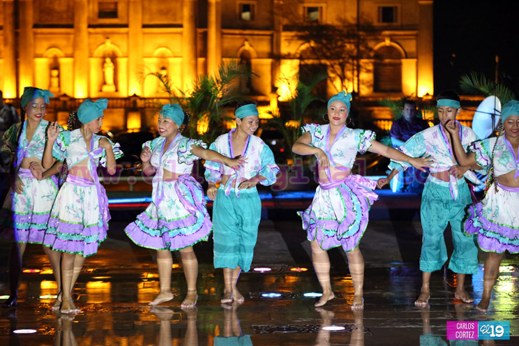 Cultura y tradición es disfrutada por las familias en la Plaza 22 de agosto