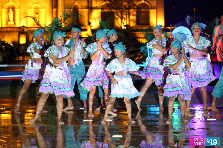 Cultura y tradición es disfrutada por las familias en la Plaza 22 de agosto
