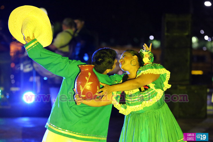 Cultura y tradición es disfrutada por las familias en la Plaza 22 de agosto