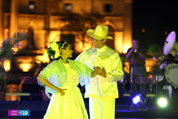 Cultura y tradición es disfrutada por las familias en la Plaza 22 de agosto